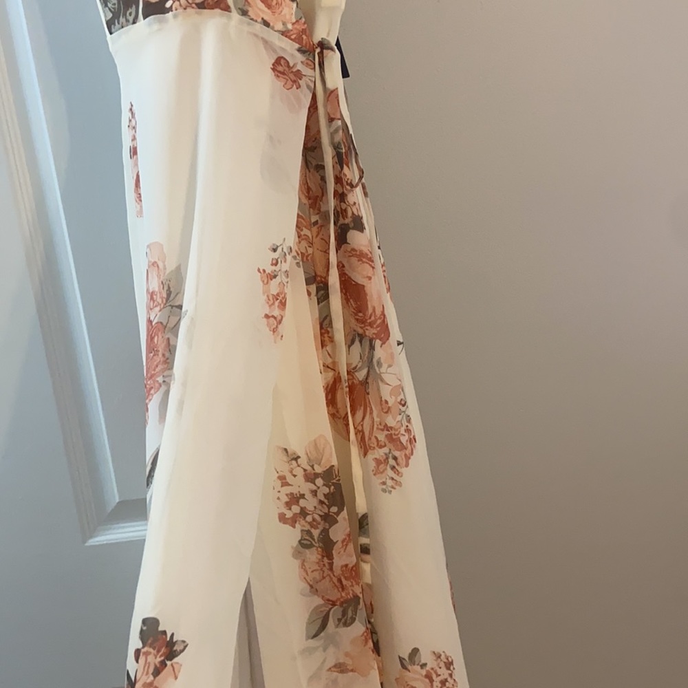 Never been worn. Tags still on. Size M Lulu’s wrap dress. Slit in the front. - Picture 5 of 5